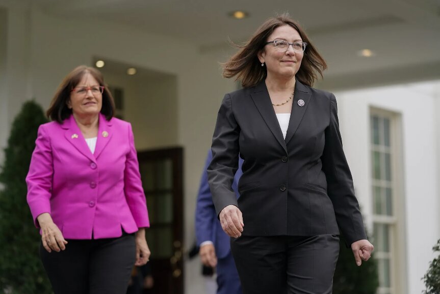 U.S. Rep. Suzan DelBene, D-Wash., foreground, is a co-sponsor of the Community News & Small Business Support Act. (Patrick Semansky / The Associated Press, 2022)